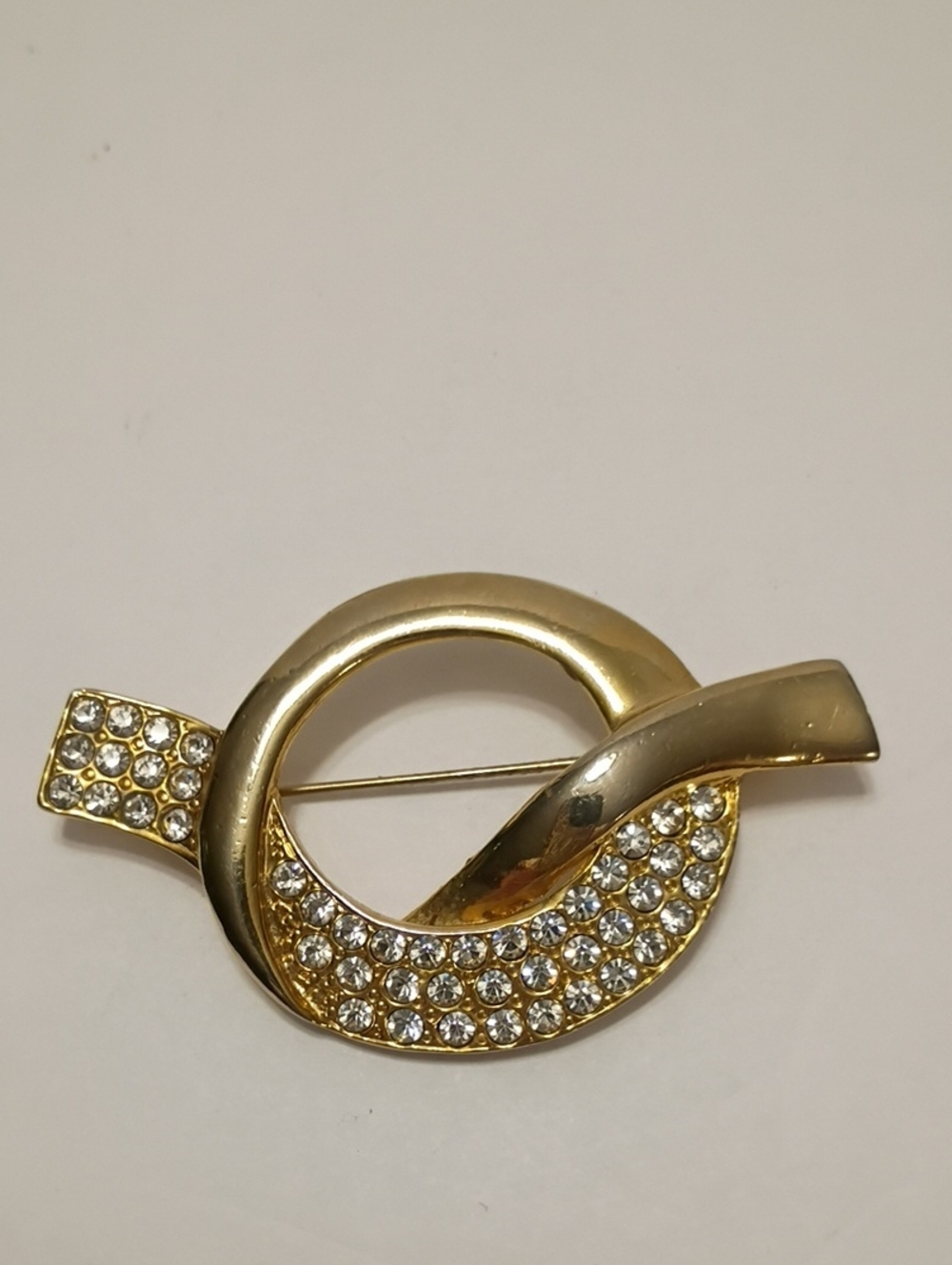 Vintage Parklane Gold Tone Crystal Rhinestone Circle Ribbon Brooch